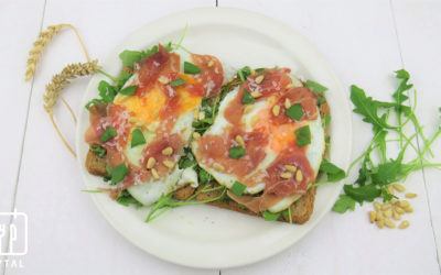 Volkorenbrood met gebakken ei en rauwe ham