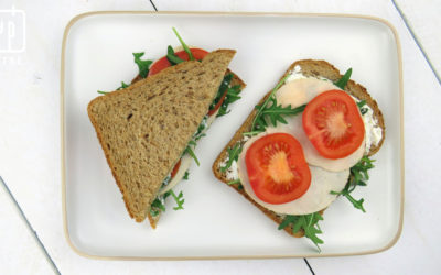 Volkorenbrood met kipfilet, roomkaas, tomaat en rucola