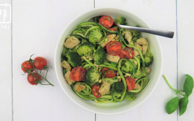 Courgette spaghetti met pesto, kip en broccoli