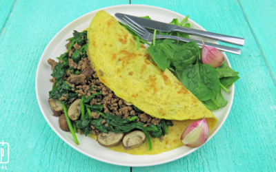 Gevulde omelet met gehakt, champignons en spinazie