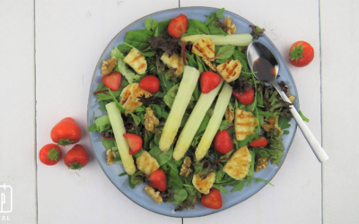 Aspergesalade met halloumi en aardbeien