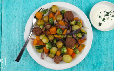 Vegetarische balletjes met spruitjes, pompoen en krieltjes uit de oven