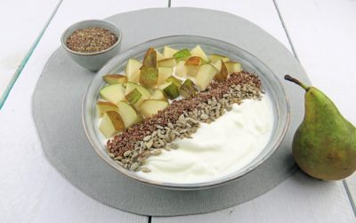 Kokosyoghurt met peer, lijnzaad en zonnebloempitten