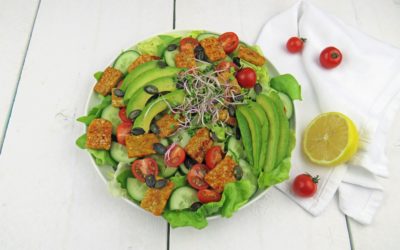 Salade met tempeh, avocado en pompoenpitten