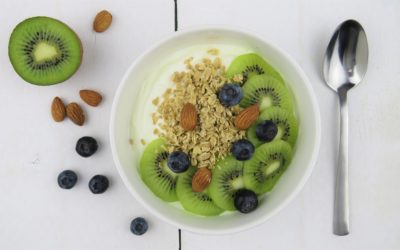 Yoghurt met kiwi, amandelen, muesli en blauwe bessen