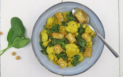 Curry met bloemkool, tempeh en spinazie